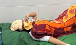 Tin mới về sức khỏe 3 nữ sinh vụ gãy lan can tầng 4 trường học