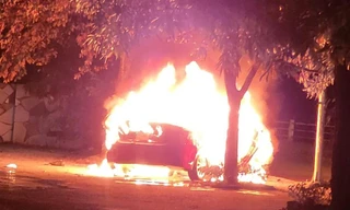 Bức xúc chuyện gia đình, người đàn ông dùng xăng đốt xe ô tô người khác