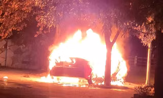 Bức xúc chuyện gia đình, người đàn ông dùng xăng đốt xe ô tô người khác