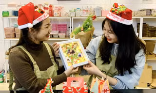 Bạn trẻ tự tay làm quà Giáng sinh tặng người 'đặc biệt'