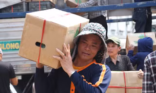 Mướt mồ hôi mưu sinh giữa nắng nóng hơn 40 độ