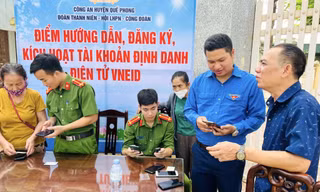 Đưa con đi thi, phụ huynh được hỗ trợ cài tài khoản định danh điện tử VNeID