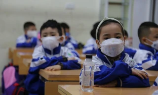 Học sinh tiểu học háo hức trong ngày đầu trở lại trường