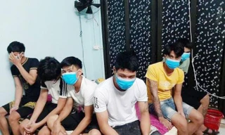 Phát hiện công an đột kích, chủ quán karaoke dẫn khách tìm chỗ trốn 