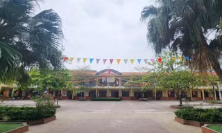 12 học sinh tiểu học ngộ độc sau khi ăn cơm nắm cạnh cổng trường