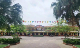 12 học sinh tiểu học ngộ độc sau khi ăn cơm nắm cạnh cổng trường