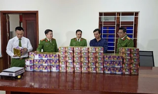 Ngụy trang hàng tạ pháo trên xe tải chở sắn