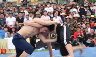 Trai làng ‘cởi áo so tài’ trên sới vật 