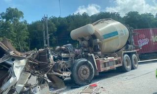 Xe bồn nát bét sau cú va chạm kinh hoàng với xe khách, tài xế may mắn thoát chết