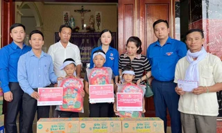 Hội đồng Đội Trung ương nhận bảo trợ ba em nhỏ có bố mẹ bị lũ cuốn trôi