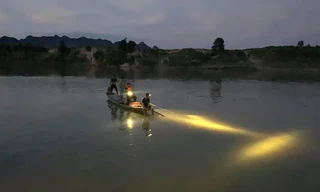 Xuyên đêm tìm kiếm 2 cháu nhỏ mất tích khi đi bắt cào cào