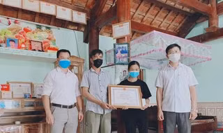 Truy tặng bằng khen của Chủ tịch tỉnh Nghệ An cho học sinh quên mình cứu 2 bạn