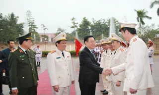 Chủ tịch Quốc hội Vương Đình Huệ thăm, chúc Tết Công an tỉnh Nghệ An