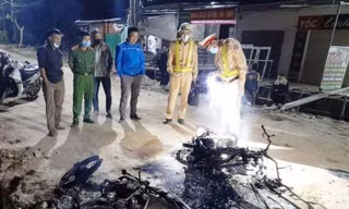 Hai xe máy cháy thành tro sau va chạm, 1 người bị bỏng nặng