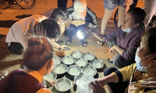 Khám phá phiên chợ bán mực nháy ở Cửa Lò giữa đêm hút người mua