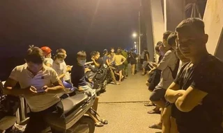 Cô gái 9X bỏ lại xe máy trên cầu, nghi nhảy sông tự tử