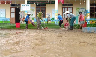 Tất bật dọn rửa bùn đất đón học sinh đến trường sau lũ 