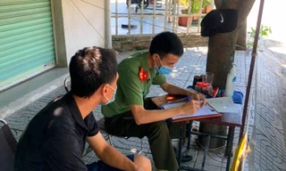 Bất chấp lệnh cấm, nhiều quán cà phê ở Nghệ An vẫn đón khách phục vụ tại chỗ