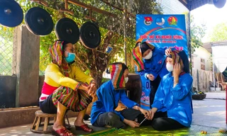 Bạn trẻ trải nghiệm văn hoá chít khăn của đồng bào dân tộc Thái