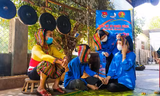 Bạn trẻ trải nghiệm văn hoá chít khăn của đồng bào dân tộc Thái