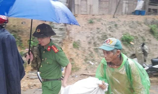 Dầm mưa 'đến từng bản, rà từng hộ' vận động người dân rời vùng sạt lở 