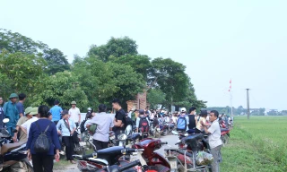 Nghệ An: Hàng trăm phụ huynh phản đối việc sáp nhập trường, không cho con đi học