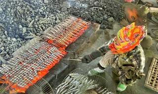 Làng nướng cá nổi tiếng xứ Nghệ đỏ lửa từ sáng đến tối giữa nắng nóng 