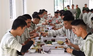 Ấm lòng bữa cơm đón Tết sớm ở trại giam