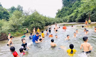 'Thầy giáo áo xanh' dạy bơi miễn phí cho trẻ miền núi