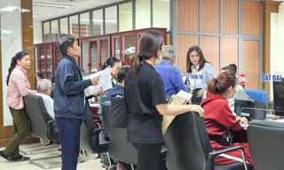 Lo điều chỉnh giá đất, người dân xếp hàng từ sáng sớm làm thủ tục đất đai