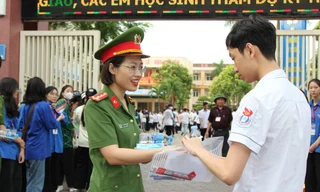 Hình ảnh đẹp chiến sĩ công an tiếp sức sĩ tử tự tin vượt vũ môn