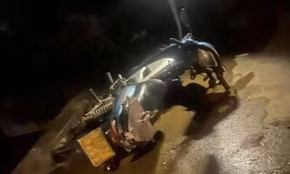 Tông trúng cột điện, hai nữ sinh văng xuống kênh tử vong trong đêm Noel