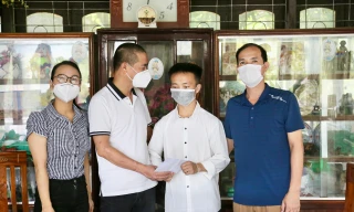 Học trò mồ côi người Mông đỗ Đại học Y Hà Nội được tiếp sức đến trường