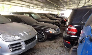 Dàn xe siêu sang trăm tỷ nằm phủ bụi