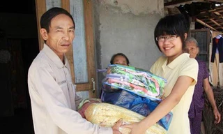 Trưởng nhóm Lan Anh trao quà cho người nghèo