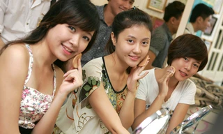 Thí sinh Faclook học điểm trang, khoe dáng