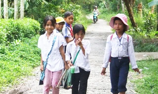 Trẻ em đi học ở ấp 10 Ảnh: C.T