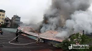Cháy rụi kho hàng tết sau chợ Vinh