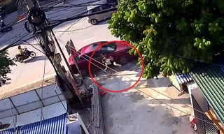  Nữ chủ nhà đang quét rác trên vỉa hè bất ngờ bị ôtô tông bay
