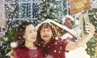 Giới trẻ thích thú trải nghiệm 'tuyết' rơi giữa đêm Noel ở Hà Nội