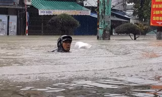 Quảng Nam mưa ngập: Người dân 'bơi' đi lánh nạn