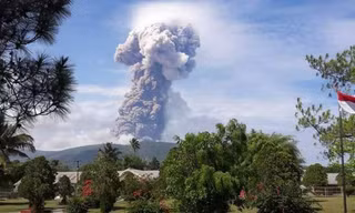 Núi lửa phun cao 4000m trên đảo Sulawesi vừa bị động đất và sóng thần