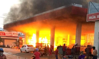 Cây xăng cháy dữ dội kèm nổ lớn, nhiều người bỏ xe tháo chạy