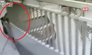 Nữ tài xế húc đổ cổng, tông nam bảo vệ chết não thương tâm