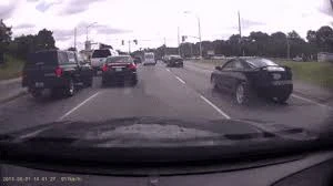 Tài xế Honda Civic 'gặp nạn' khi cố chuyển làn