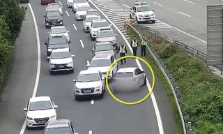 Nữ tài xế hồn nhiên quay đầu ô tô trên cao tốc và cái kết đắng