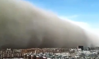 Bão cát 100m tấn công thành phố ở Trung Quốc như trong phim 'Xác ướp'