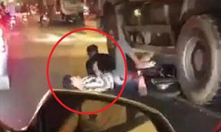 Đi 'bão' mừng chiến thắng, xe máy chở 2 thanh niên chui gầm xe tải