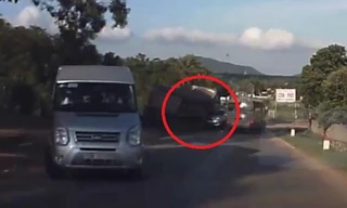 Đánh lái tránh xe khách, xe tải lật nhào, suýt đè nát ô tô con