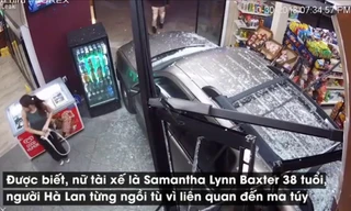 Nữ tài xế đạp nhầm chân ga, tông nát cửa hàng tạp hóa